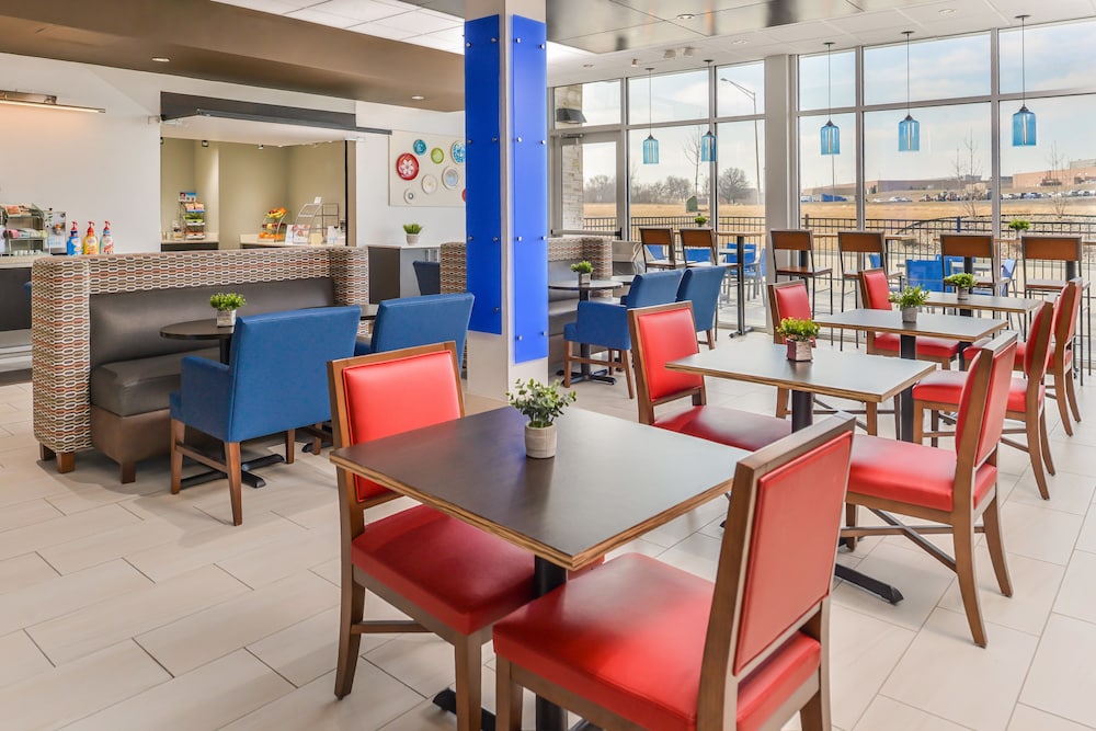 Holiday Inn Express & Suites Kansas City Lee's Summit by IHG - photo 36