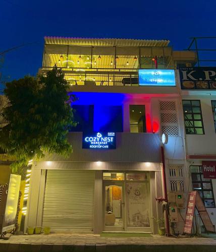Cozy Nest Homestay Taj View 500M From Taj Mahal — 5-Star Luxury Hotel in Agra, India