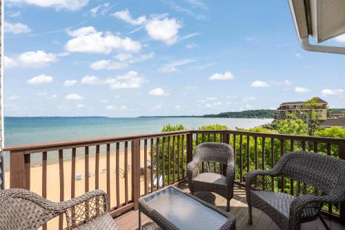 Beachside 329 Waterfront Condo — 4-Star Luxury Hotel in Traverse City, United States