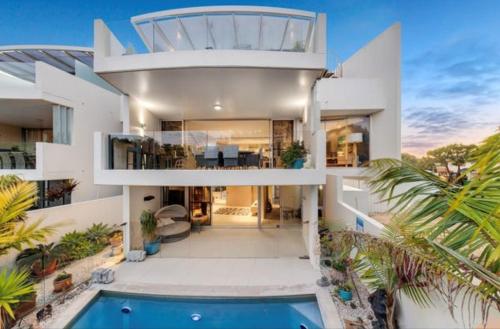 Pandanus Beach House Direct Beach Access — 4-Star Luxury Hotel in Marcoola, Australia