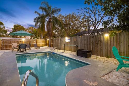 3 miles to Honeymoon Island Firepit & Pool — hotel in Palm Harbor