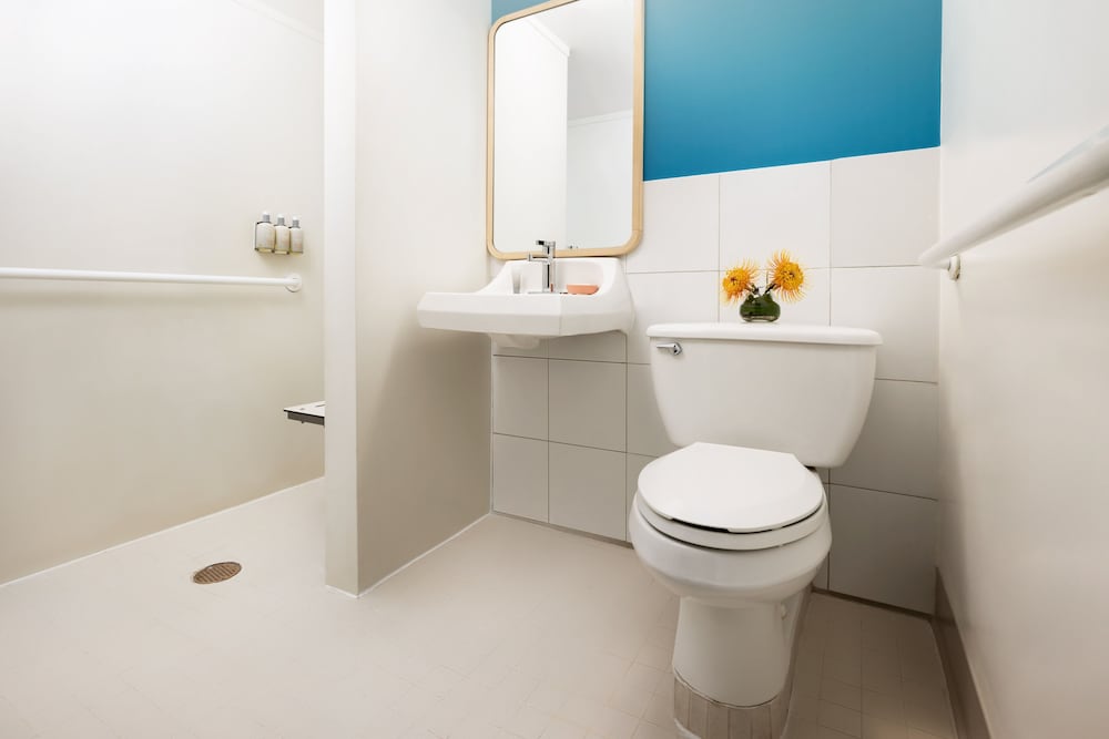 The Twin Fin Hotel - photo 42