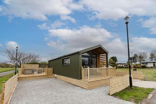 Lowfield Lodge & Hot Tub Humberston Fitties Beach — 4-Star Luxury Hotel in Cleethorpes, United Kingdom