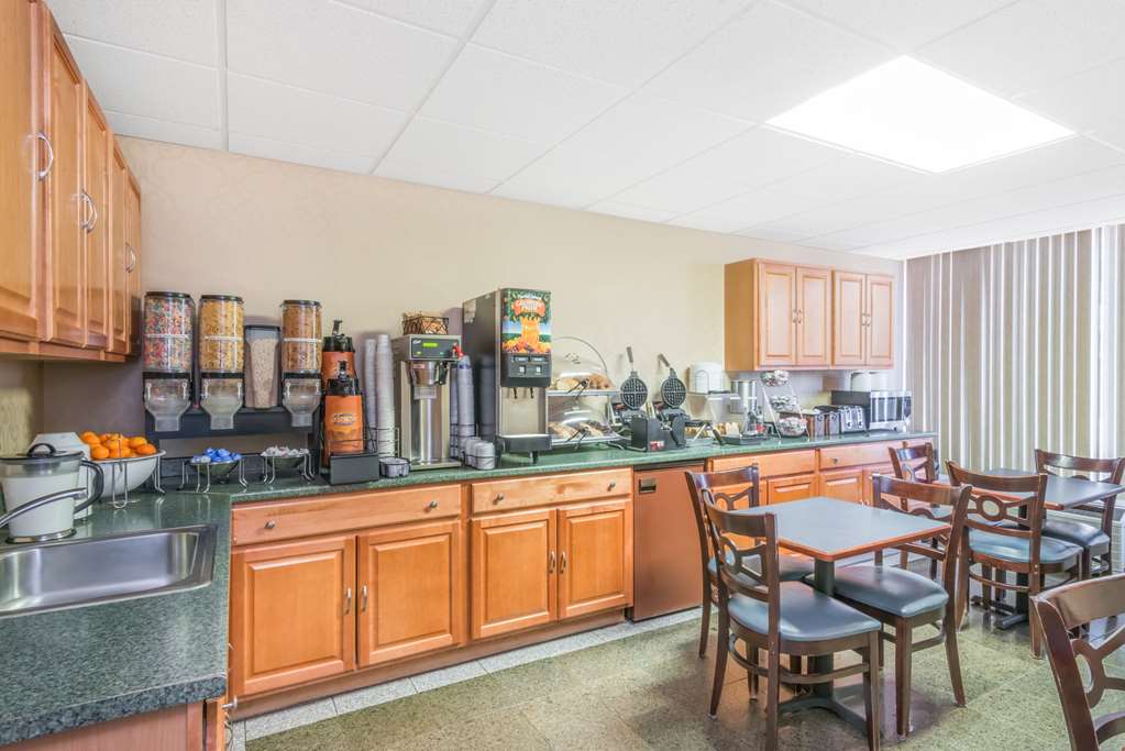 Howard Johnson by Wyndham Gillette - photo 36