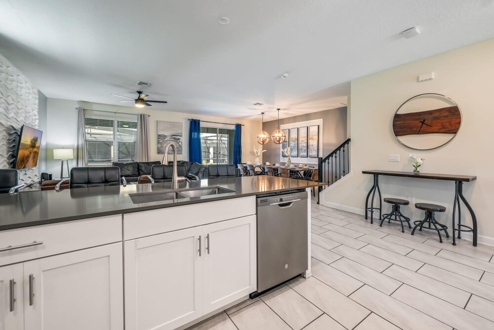 Family Paradise Space Themed Perfect Location - photo 6
