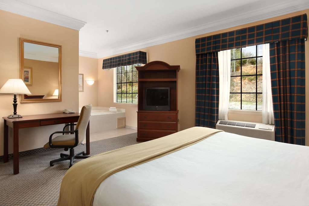 Days Inn by Wyndham Altavista - photo 33