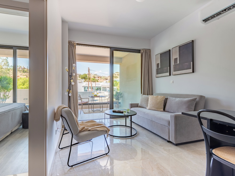 Sanders River Plaza Chic 2 Bedroom Apartment