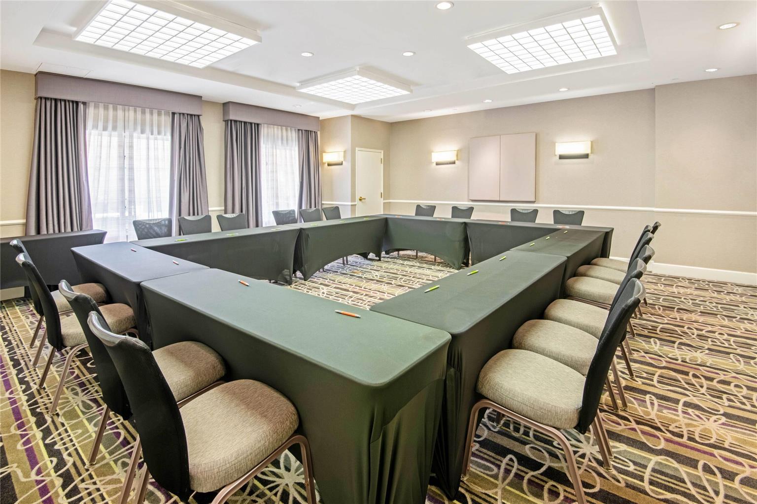 La Quinta Inn & Suites by Wyndham San Antonio Airport - photo 32