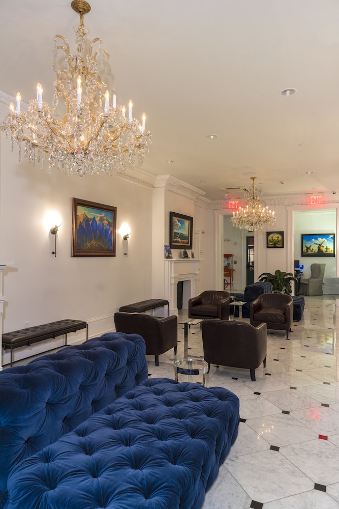 Royal Frenchmen Hotel and Bar - photo 4