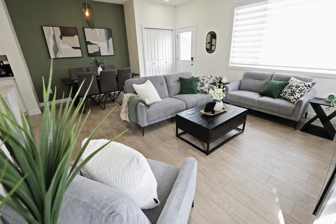 Elegant Retreat with King Beds Golf Disney Near WEM in Edmonton, Canada