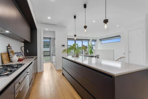 Modern Spacious Coastal 4 Bedroom Town House — Safety Beach — photo 3
