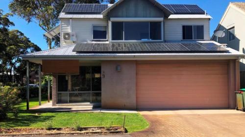 Bright and Cheery Surflinks in Hawks Nest, Australia