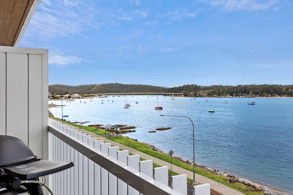 Stunning 1 Bed Bayside Apartment with Superb Views — 4-Star Luxury Hotel in Batemans Bay, Australia