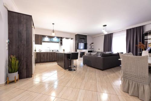 Sea and Airport — 4-Star Luxury Hotel in Artemida, Greece