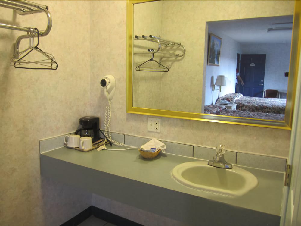 Passport Inn & Suites - photo 18