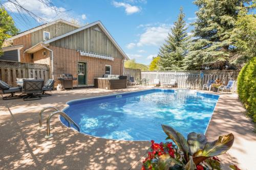 Luxurious Private House Pool and Hot Tub — 4-Star Luxury Hotel in Collingwood, Canada