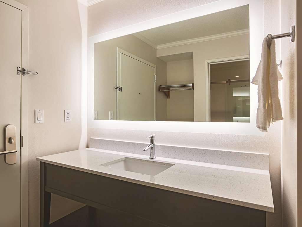 La Quinta Inn & Suites by Wyndham Atlanta Midtown Buckhead - photo 22