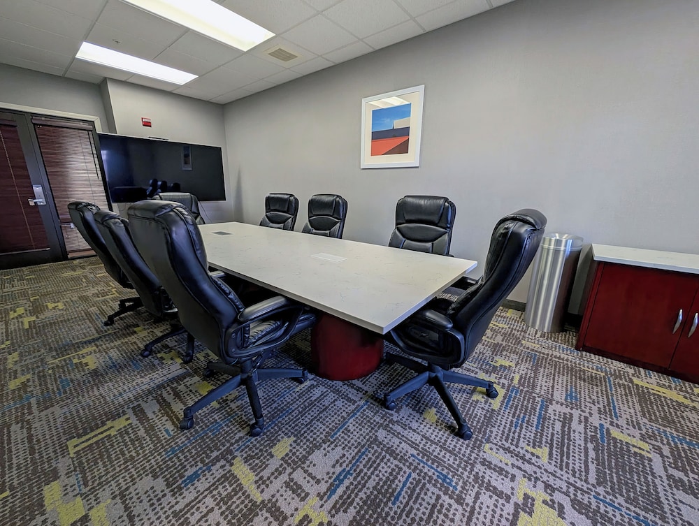 Hampton Inn & Suites Tacoma - photo 36
