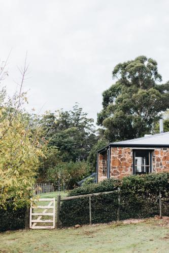 Naivasha Cottage — 4-Star Luxury Hotel in Deloraine, Australia