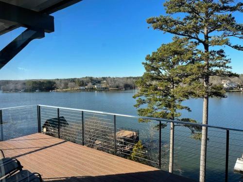 Modern Lakefront Views at Lake Hickory Haven — hotel in Hickory