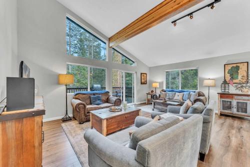 Tahoma Family Getaway with Bocce Ball & BBQ Grill — hotel in Tahoma