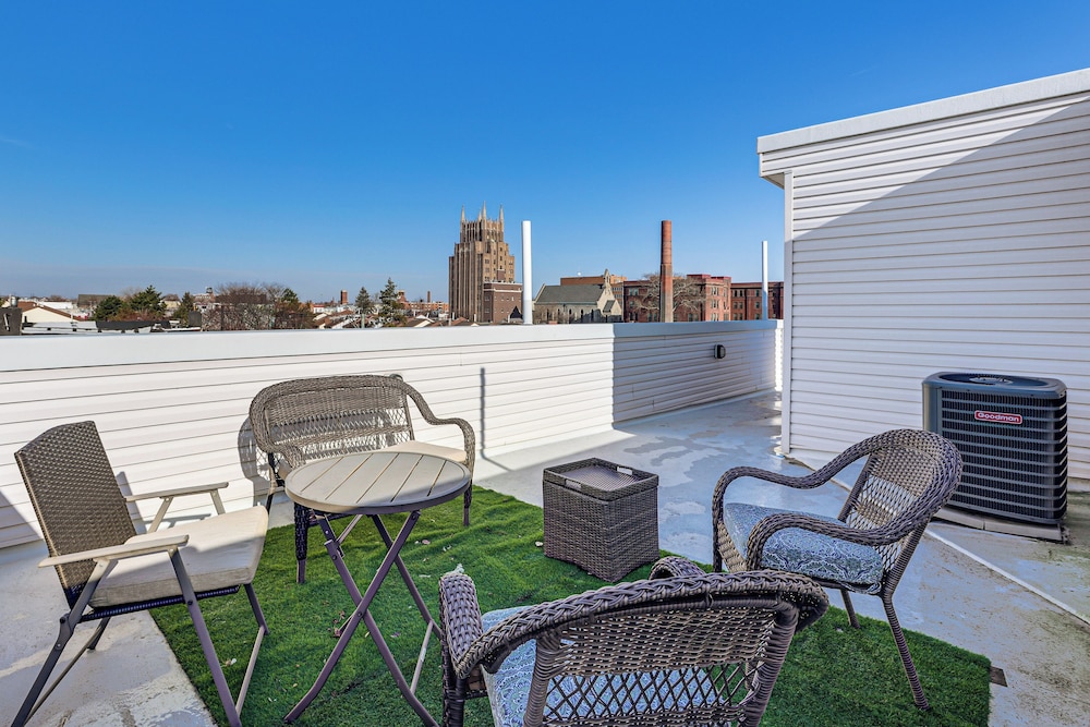 Modern Philly Oasis w Rooftop Deck & Game Lounge in Philadelphia, United States