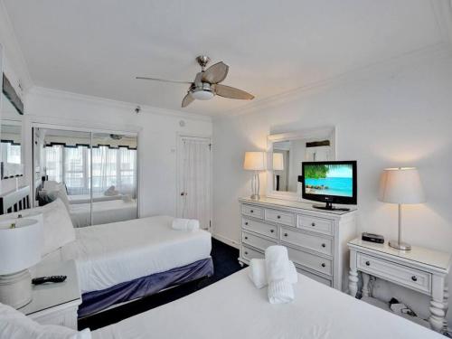 Huge Terrace Oceanfront Condo Beach Service 1502 — 4-Star Luxury Hotel in Miami Beach, United States