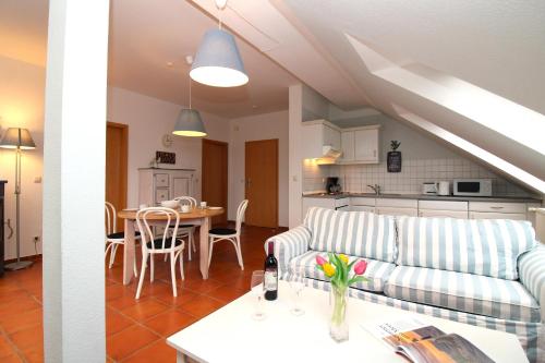 Appartementhaus Sanssouci Fewo 2 Kaptain's Kiek — 4-Star Luxury Hotel in Ostseebad Kuehlungsborn, Germany