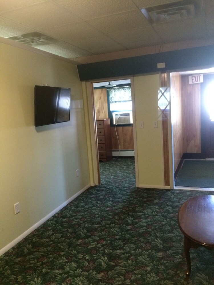 The Evergreen Motel - photo 5