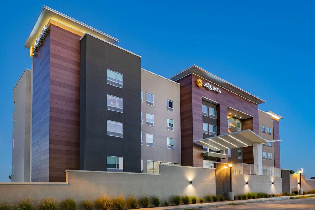 La Quinta Inn & Suites by Wyndham Galveston North at I 45 - featured photo