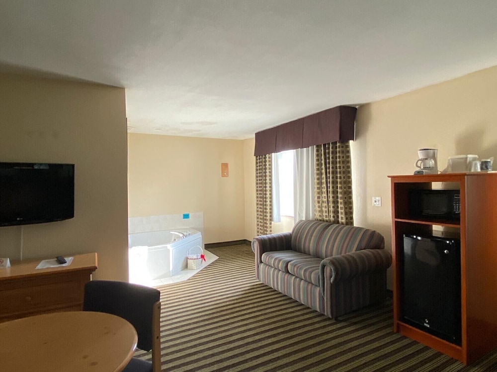 American Inn and Suites - photo 18