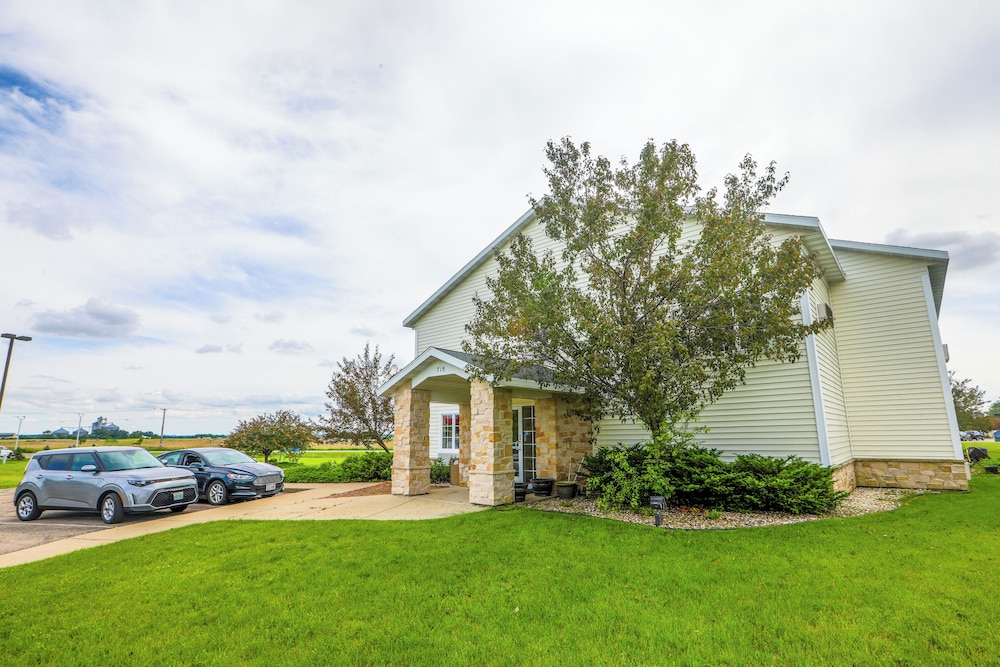 Evansville Inn Suites By Oyo — Evansville