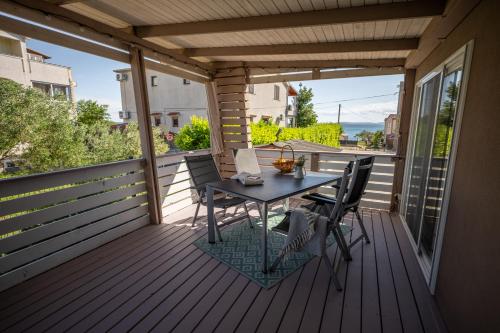 House 4 Mali Nordsee Camp — 4-Star Luxury Hotel in Pakostane, Croatia