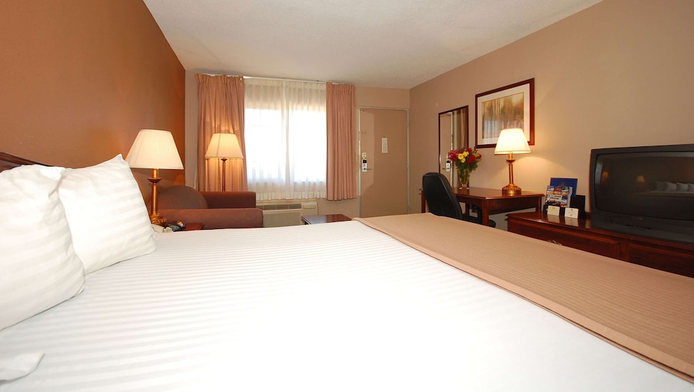 Magnuson Hotel Red Baron - photo 7