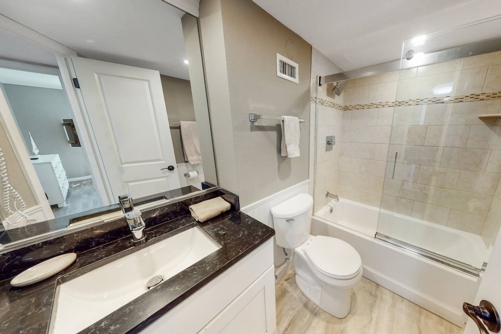 Harbor Towers 2nd Fl Renovated Suite - photo 15