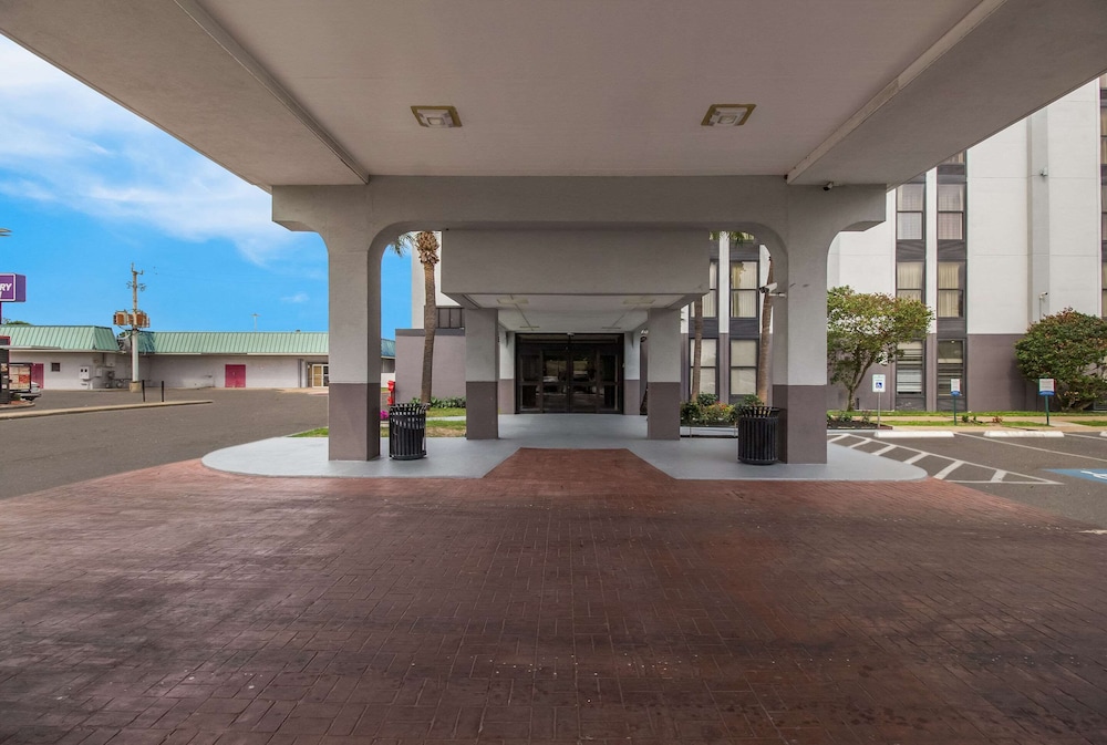 Quality Inn Houston East I 10 - photo 31