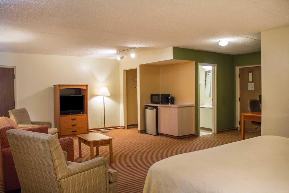 Econo Lodge Wickliffe Cleveland East - photo 32