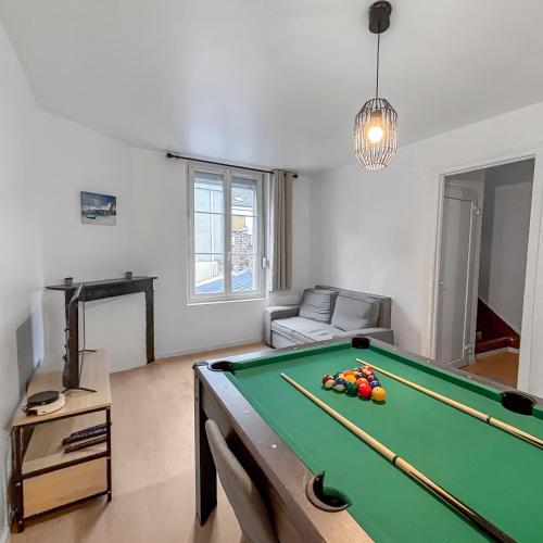 Évasion détente avec Jacuzzi Sauna & Billard in Saint-Quentin, France