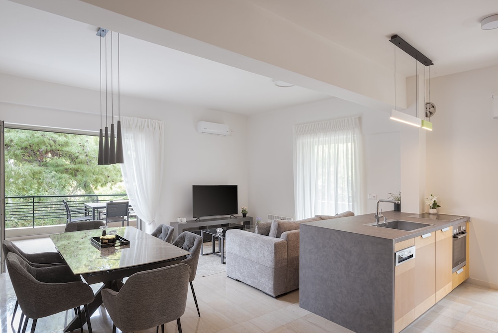 Vouliagmeni Stylish Apartment — 4-Star Luxury Hotel in Athens, Greece