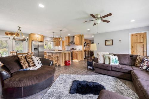 Cozy Creekside Cabin — 4-Star Luxury Hotel in Rapid City, United States