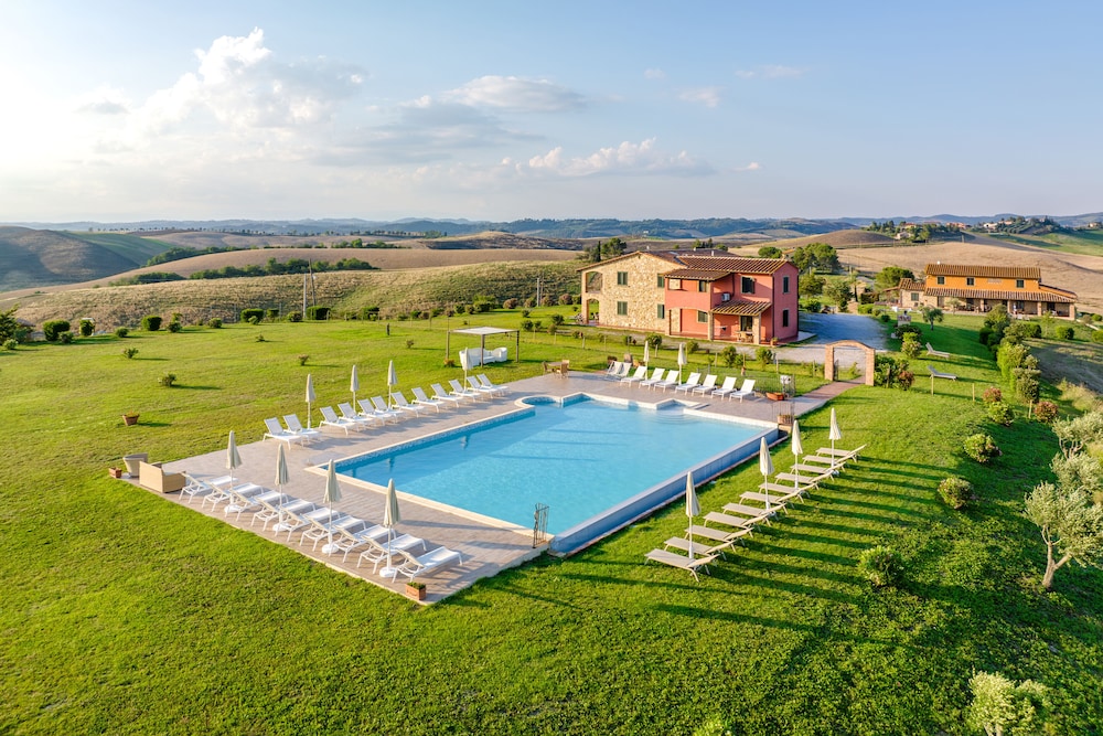 Agriturismo Panieracci — 4-Star Luxury Hotel in Volterra, Italy