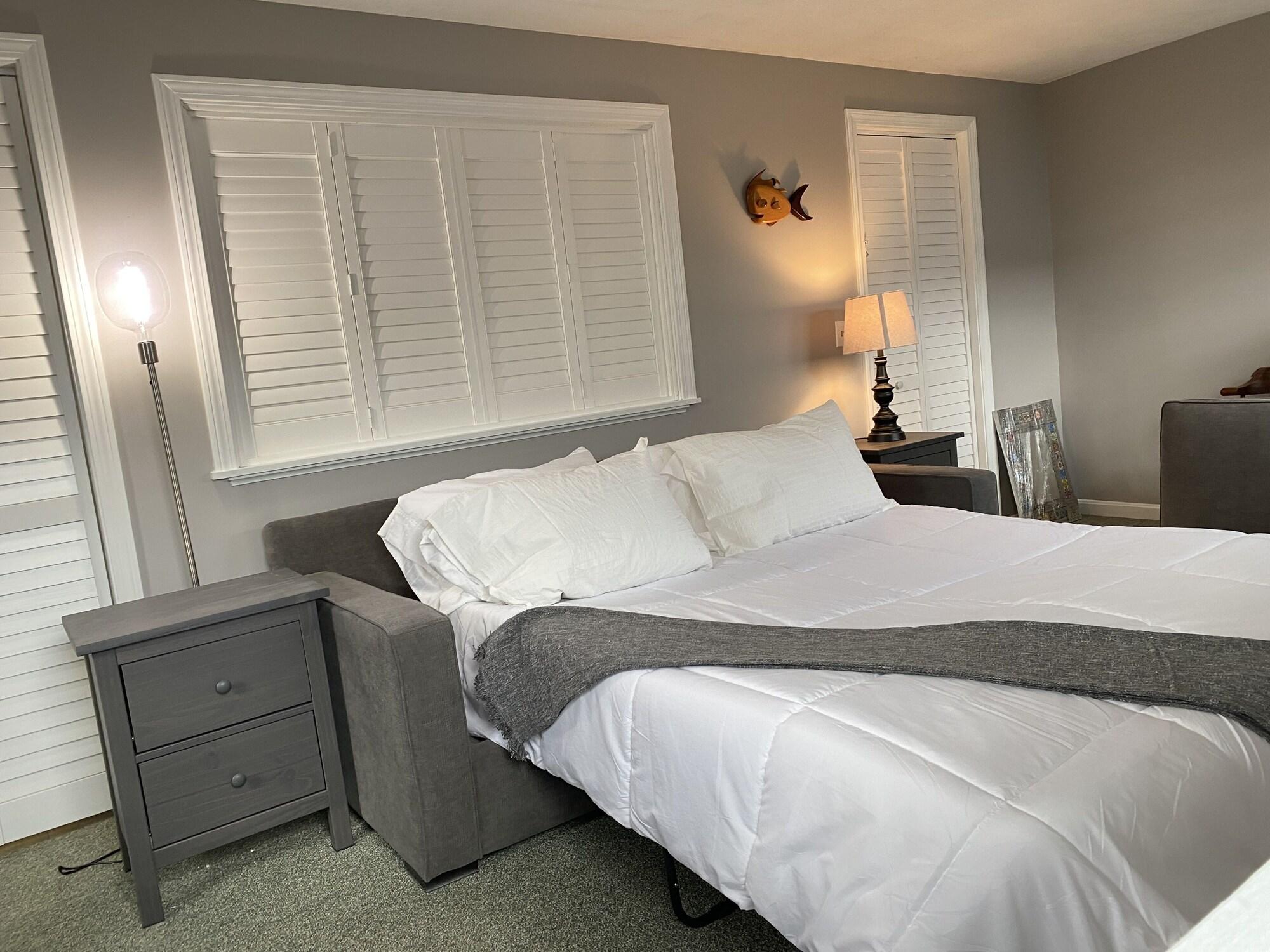 Ocean Breeze 8min Walk to Beach — 4-Star Luxury Hotel in Gloucester, United States