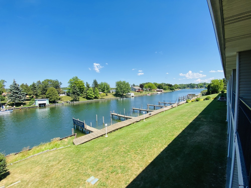 Fleetwood Inn & Suites - photo 39
