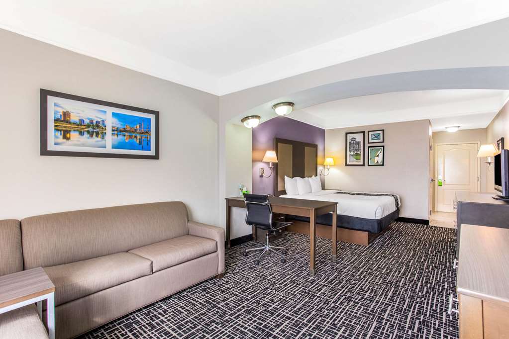 La Quinta Inn & Suites by Wyndham Fultondale Birmingham N - photo 20
