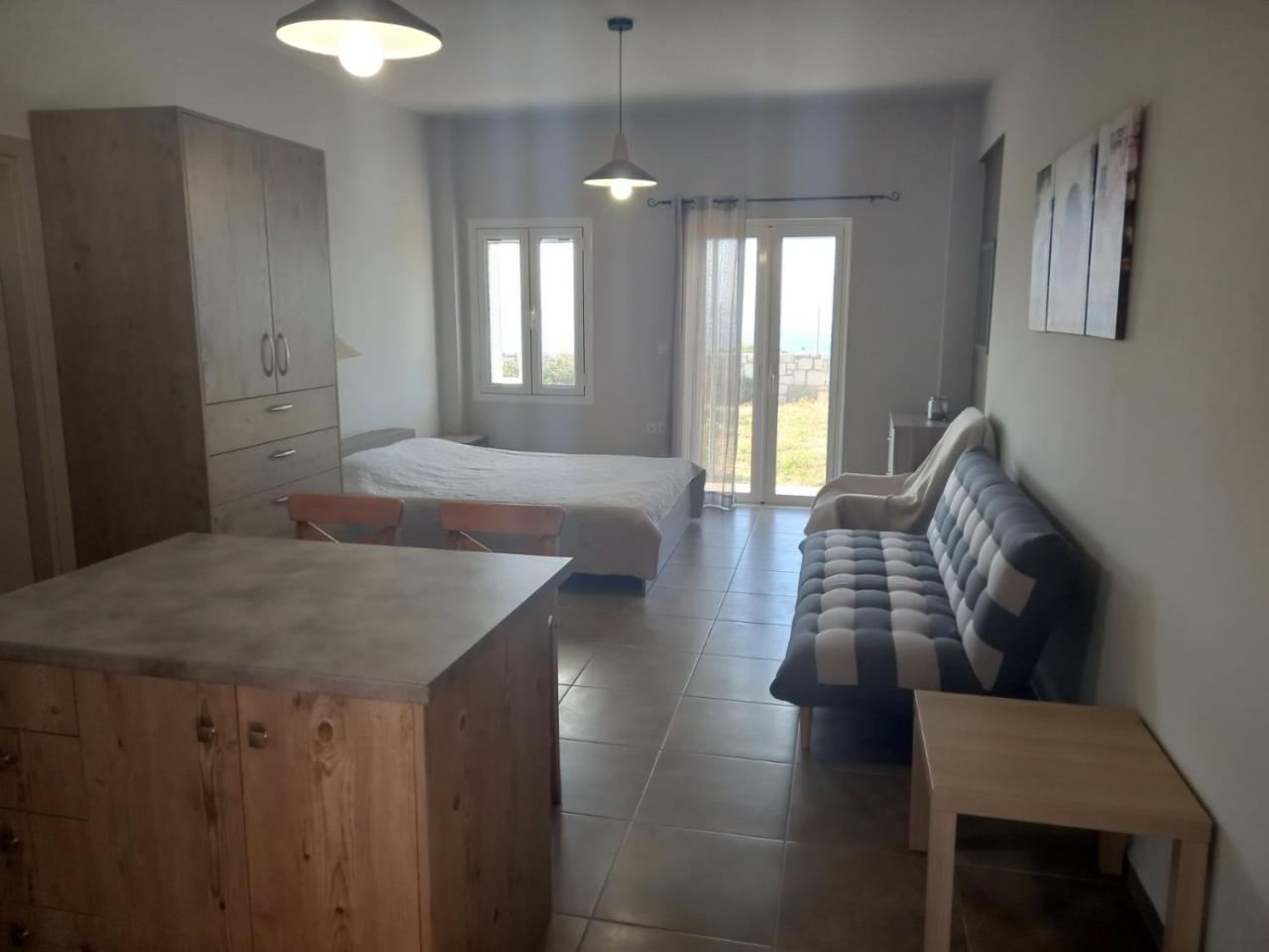 Cozy secluded studio with panoramic view — hotel in Keratsini