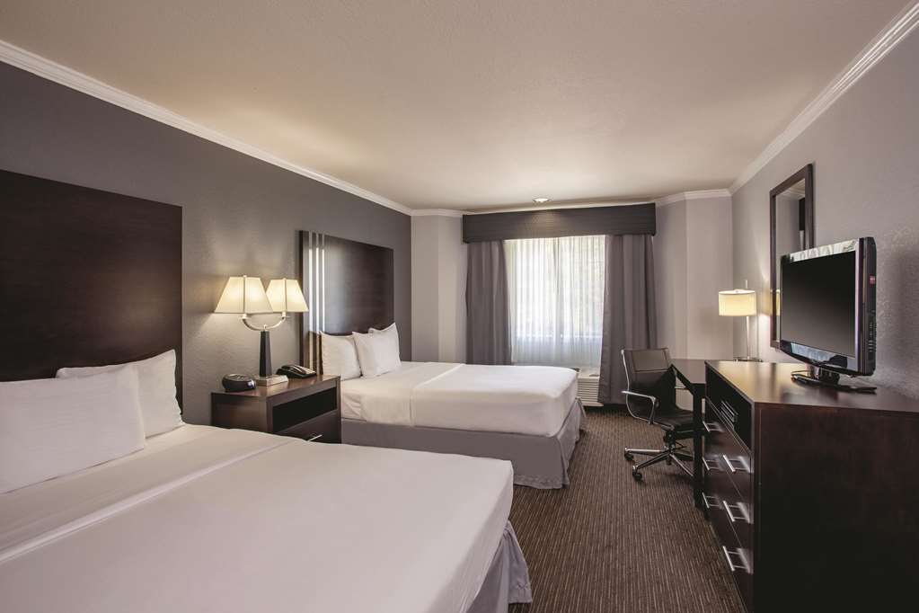 La Quinta Inn & Suites by Wyndham Davis - photo 11