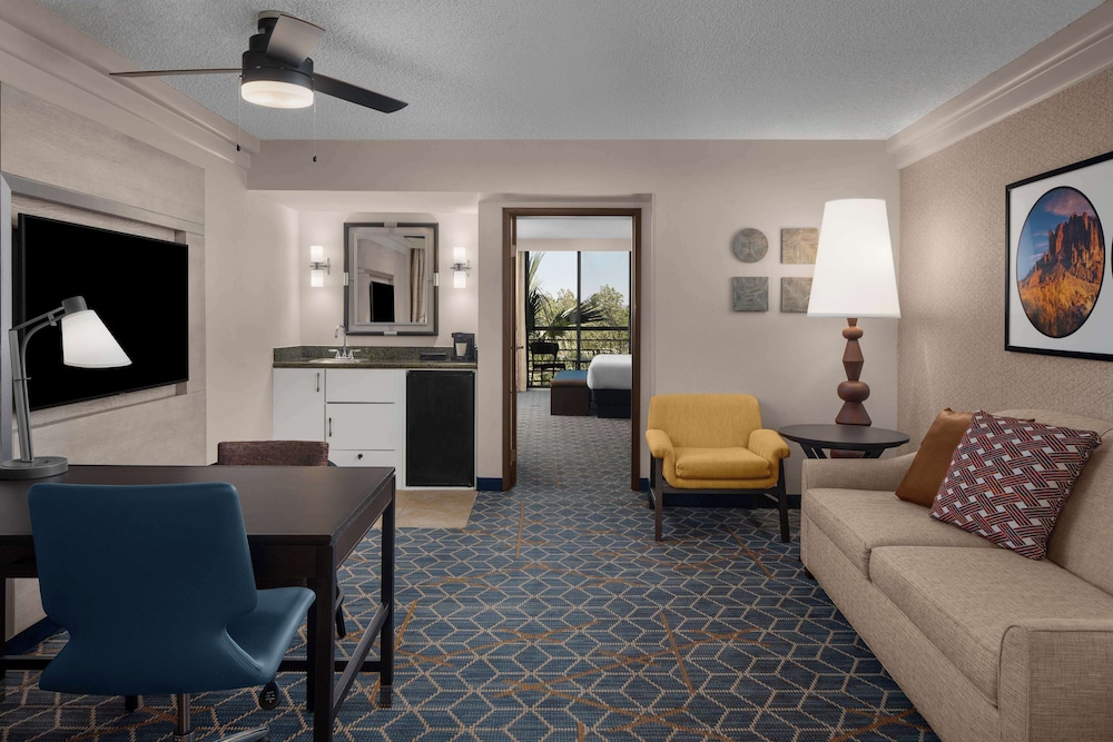 Embassy Suites by Hilton Phoenix Biltmore - photo 23