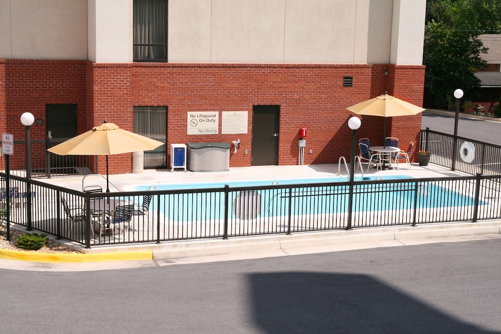 Hampton Inn Martinsburg South Inwood - photo 36