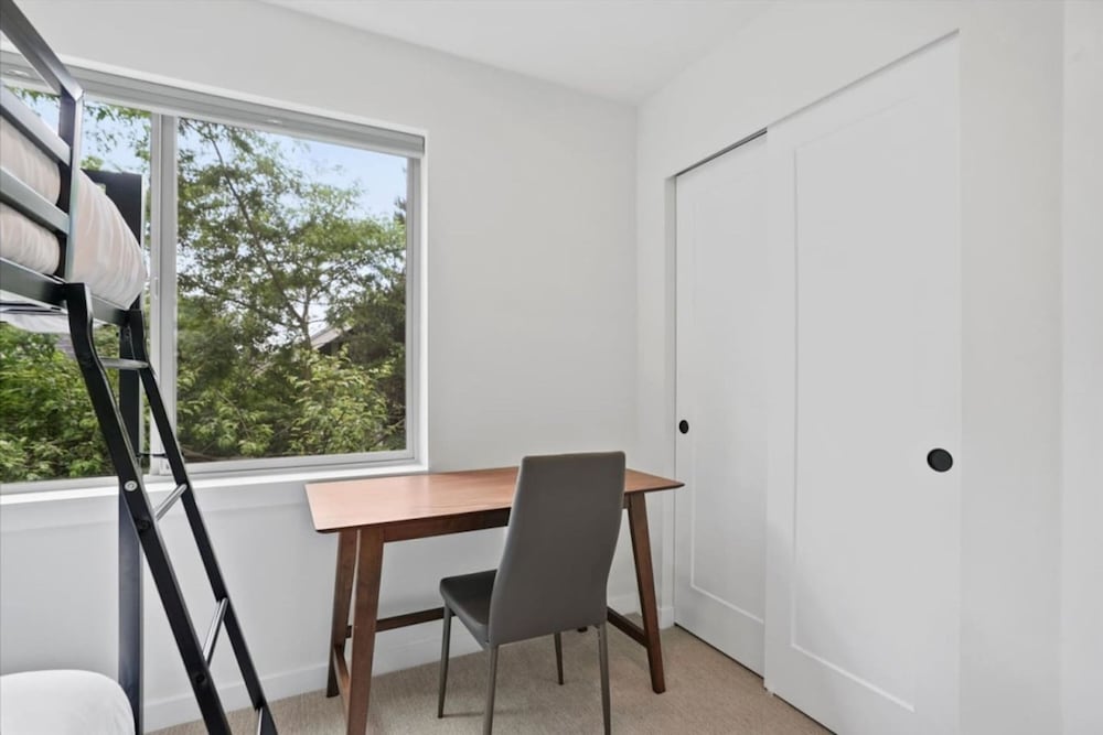 3Br 2.5Ba Rooftop View Green Lake Hideaway - photo 25