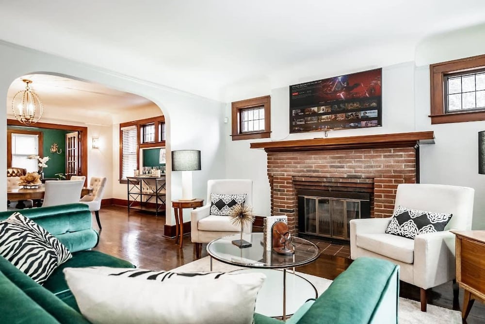 Glamorous Green Beauty in the Heart of University District 15min to Downtown in Detroit, United States